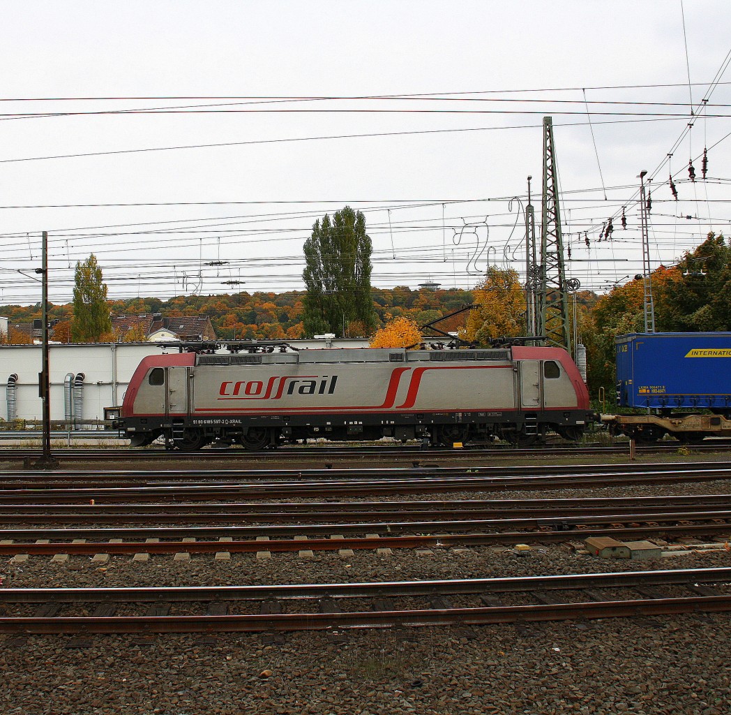 185 597-2 von Crossrail l kommt aus Richtung Köln,Aachen-Hbf,Aachen-Schanz mit einem LKW-Walter-Zug aus Novara(I) nach Genk-Goederen(B) und fährt in Aachen-West ein. Aufgenommen vom Bahnsteig in Aachen-West. 
Bei Sonne und Wolken am Mittag vom 24.10.2015. 