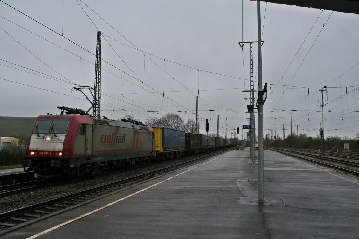 185 597-2 mit einem KLV-Zug auf dem Weg in Richtung Aachen West am Nachmittag des 28.02.14 aufgenommen in Mllheim (Baden).