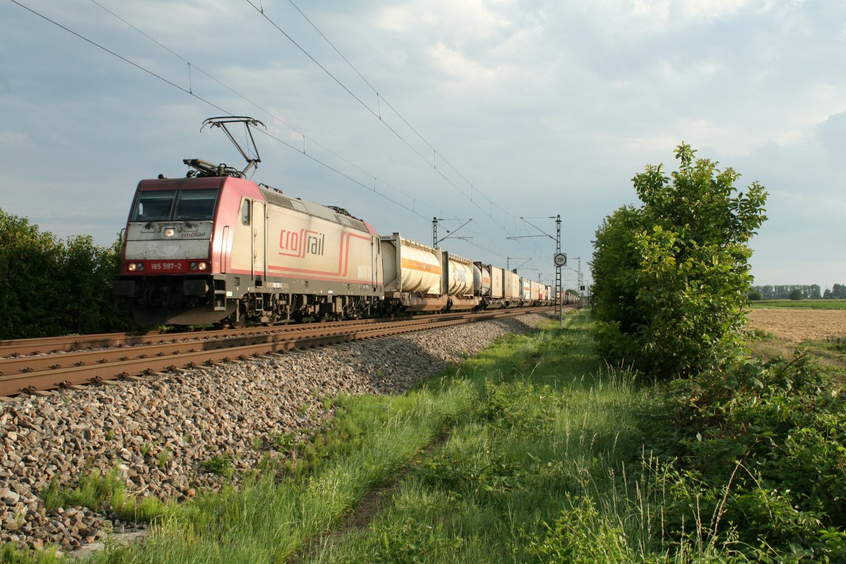 185 597-3 mit einem gemischten KLV-Zug am Abend des 03.08.13 sdlich vom alten Kaliverladebahnhof Buggingen, der nun nur noch ein Haltepunkt ist.