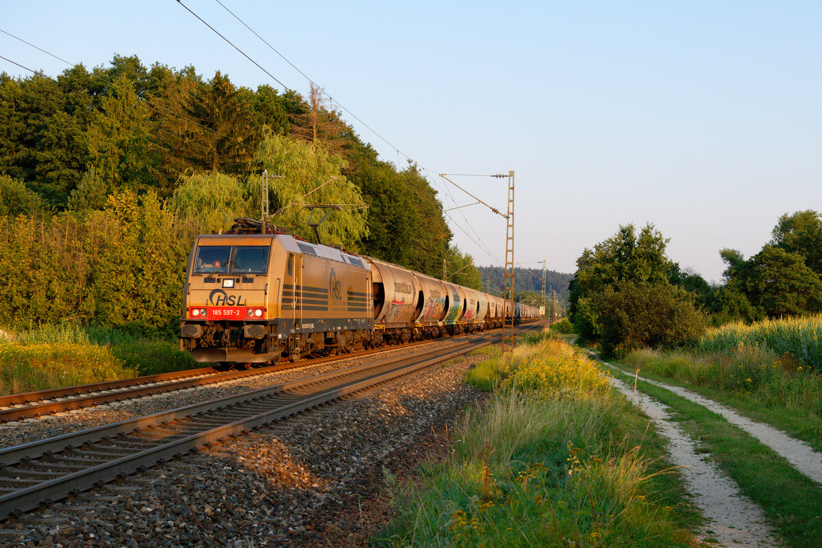 185 597 BeaconRail/HSL mit einem Getreidezug bei Postbauer-Heng Richtung Nürnberg, 09.08.2020