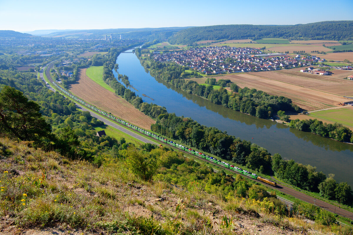 185 597 BeaconRail/HSL mit einem Hödlmayr Autotransportzug bei Karlstadt Richtung Gemünden, 09.09.2020