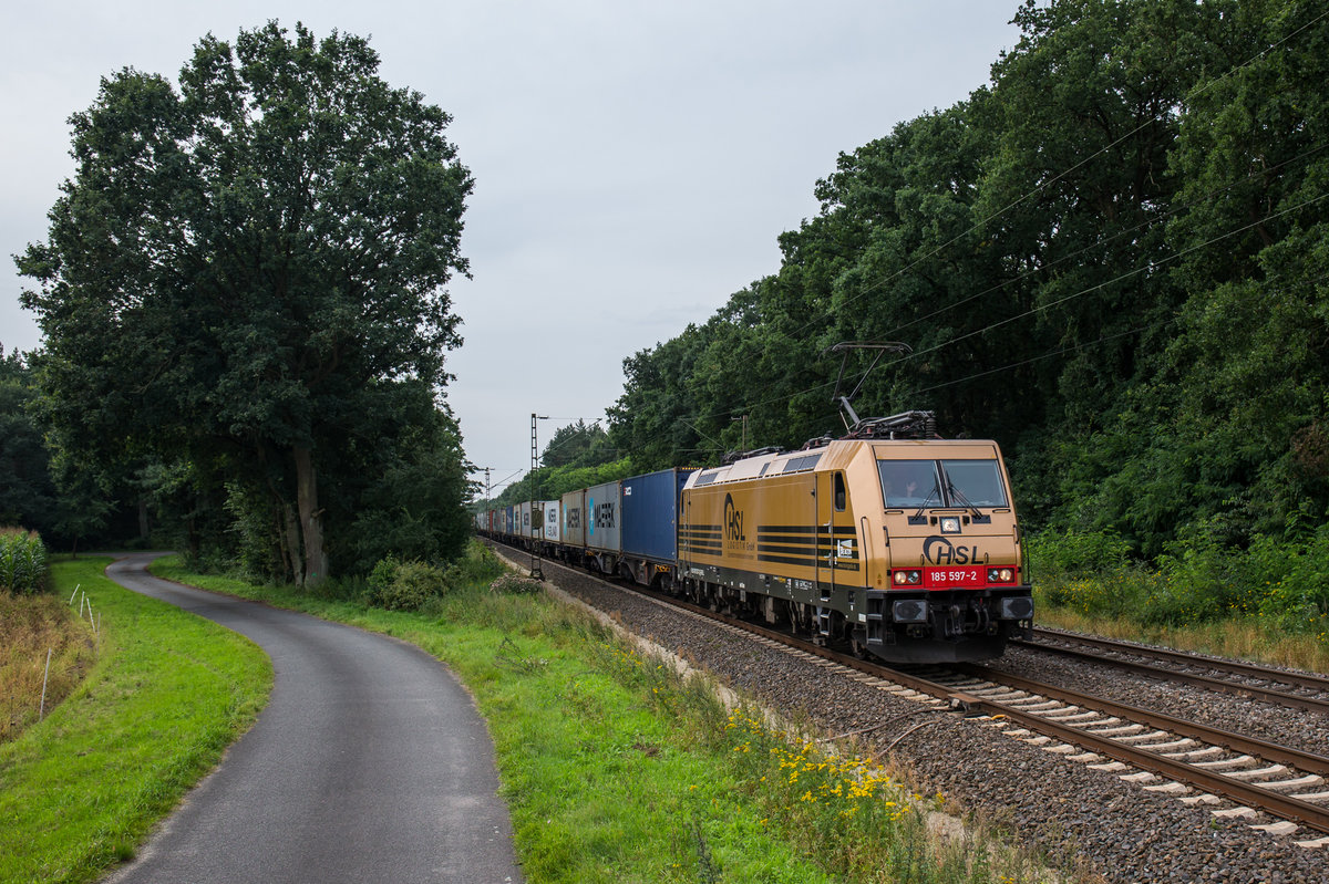 185 597 der HSL fährt mit einem Containerzug bei Dörverden in Richtung Verden, aufgenommen am 17. August 2017.