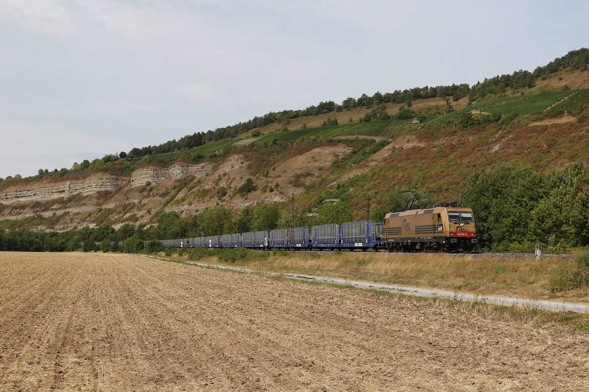 185 597 von  HSL  mit einem Autozug am 5. August 2022 bei Thüngersheim am Main.