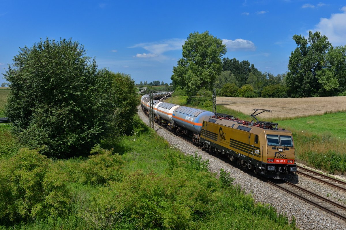 185 597 mit einem Gaskesselzug am 07.07.2018 bei Langenisarhofen.