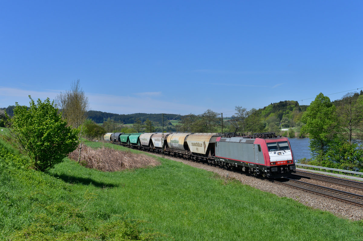 185 597 mit einem Getreidezug am 06.05.2017 bei Sandbach. 