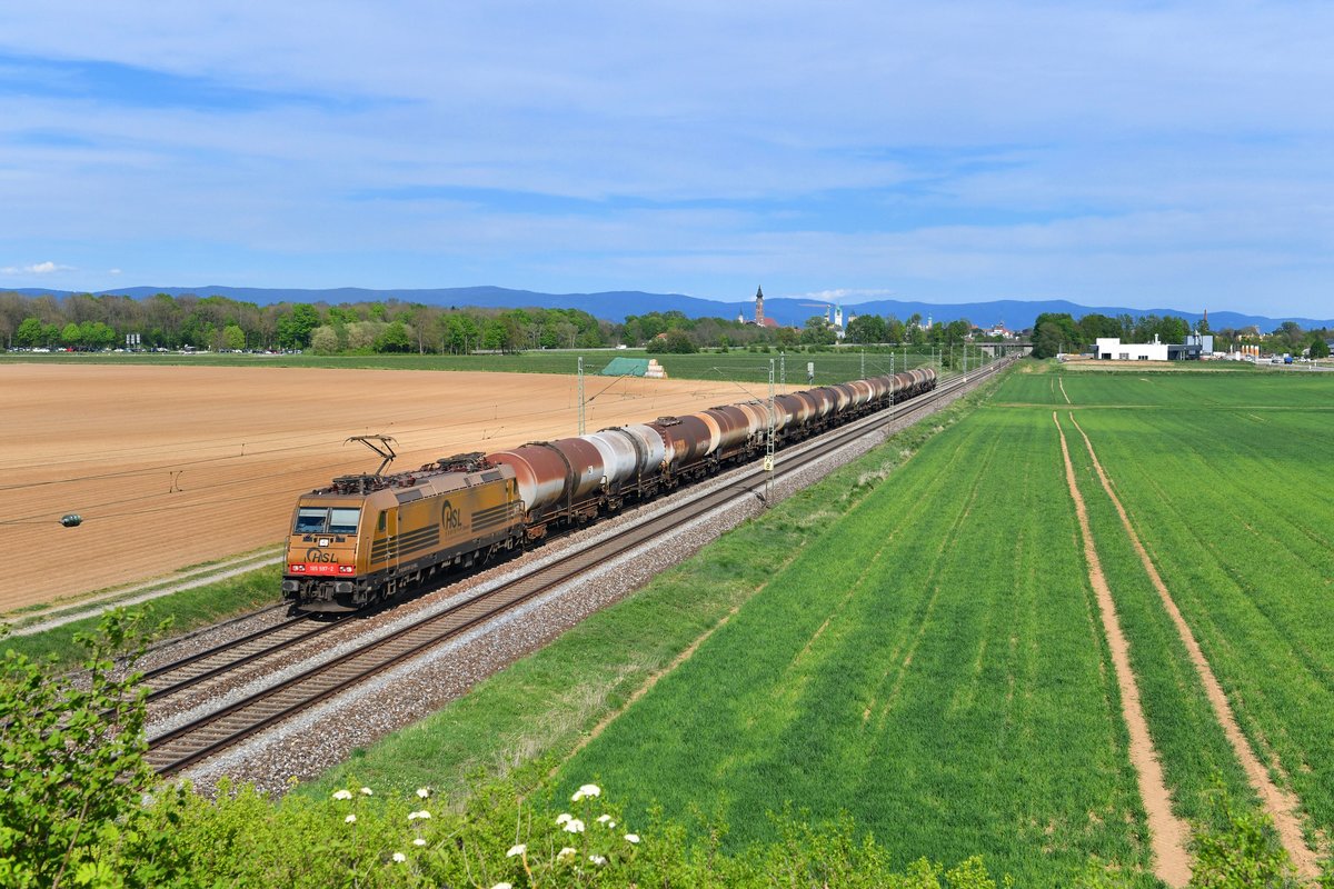 185 597 mit einem Kesselzug am 25.04.2019 bei Straubing. 