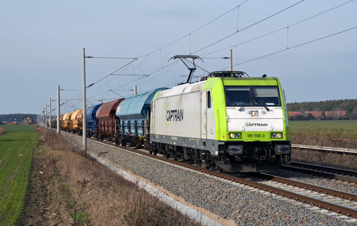 185 598 der Captrain zog am 20.02.19 einen Schwenkdachwagenzug durch Rodleben Richtung Roßlau. Ziel des Zuges war wohl das Stickstoffwerk in Wittenberg-Piesteritz.