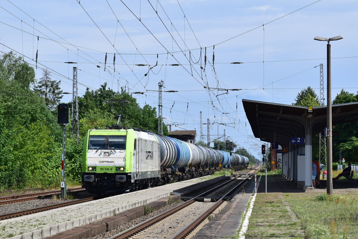 185 598 kommt mit einem Kesselwagenzug durch Gommern gen Magdeburg gefahren.

Gommern 18.07.2023