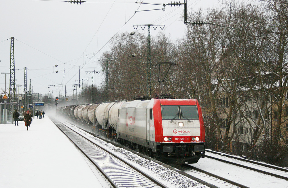 185 598 im winterlichen Bahnhof Köln Süd, fotografiert am 20. Dezember 2009.