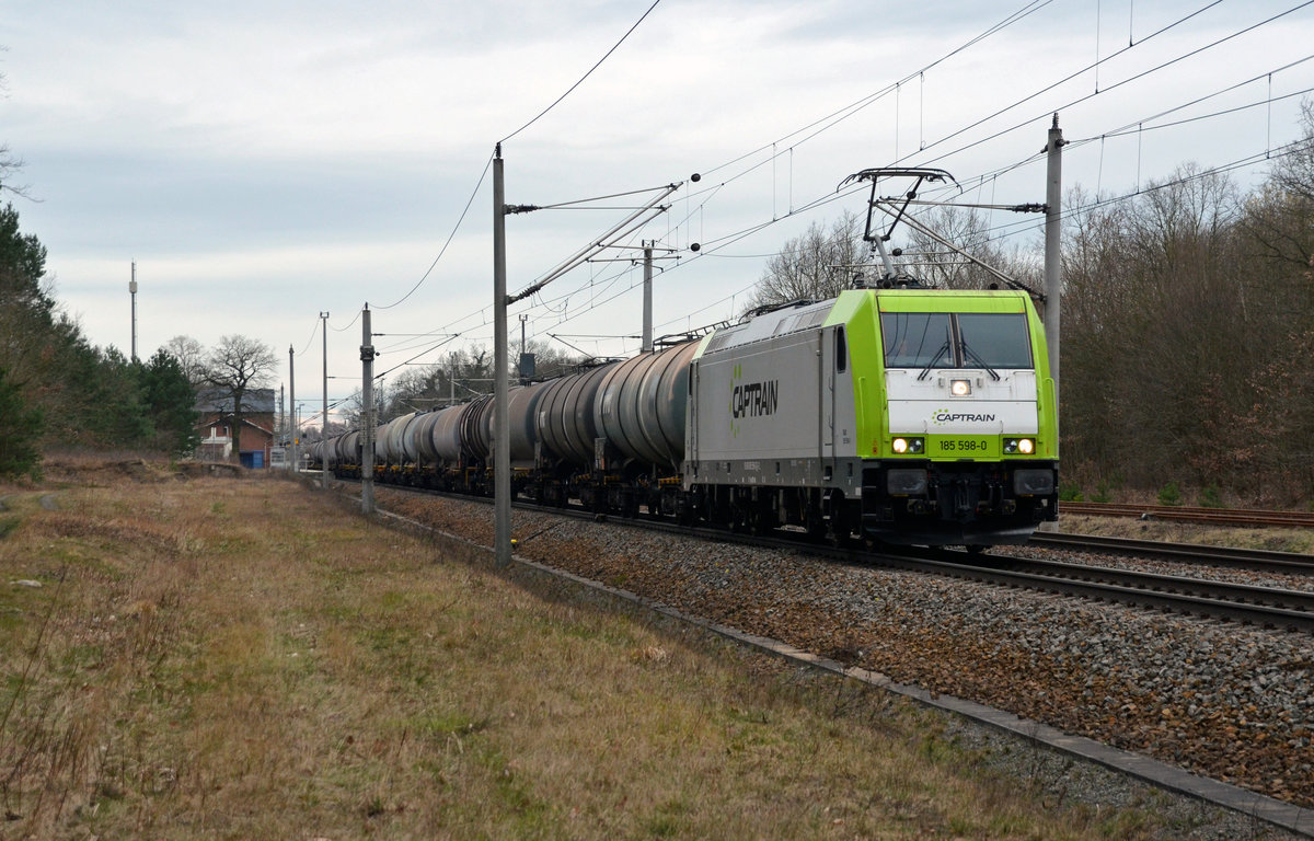 185 598 zog am 27.03.16 einen Kesselwagenzug durch Burgkemnitz Richtung Wittenberg.