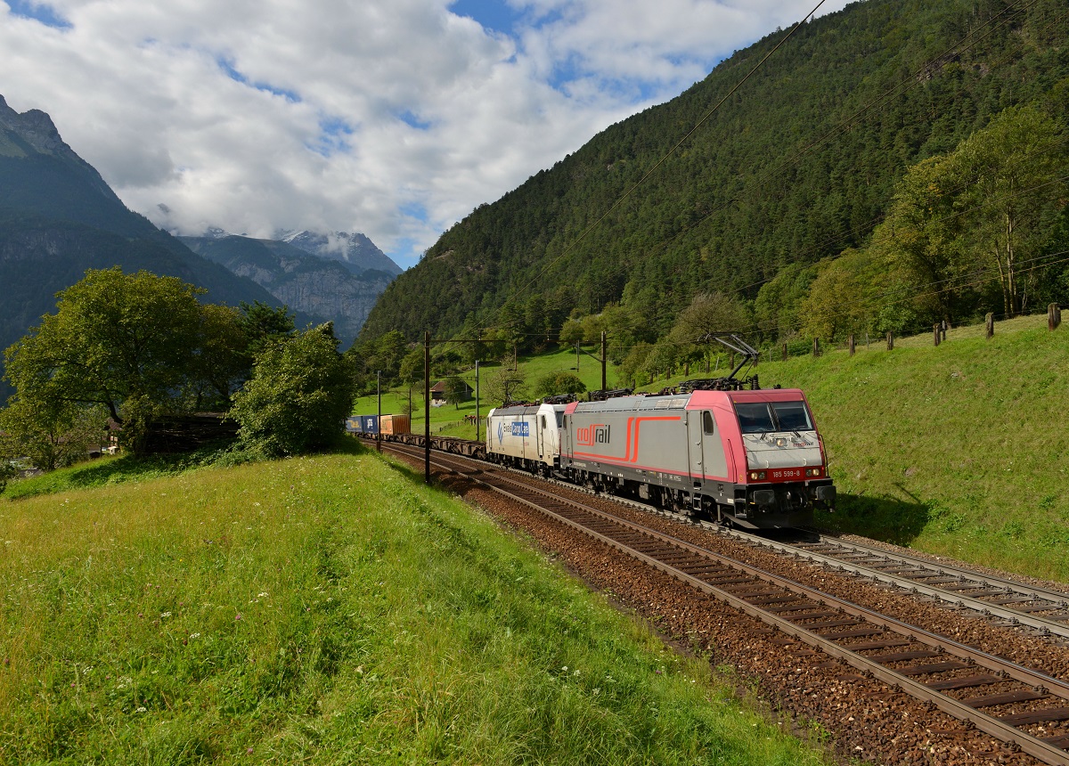 185 599 + 185 581 mit einem Containerzug am 02.09.2014 bei Erstfeld. 