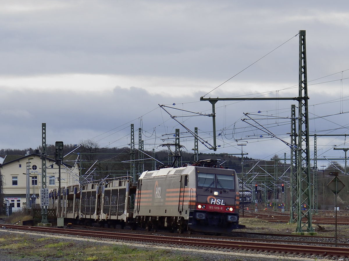 185 599-8 von HSL Logistik GmbH Eisenbahnverkehrsunternehmen, am 24.1.2018 bei der Durchfahrt in Herzogenrath mit einen nur zur Hälfte beladenen Autozug