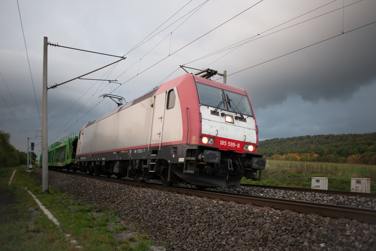 185 599-8 mit Autozug legt sich kurz vor Einfahrt in den Bhf Neustadt Aisch in die Kurve. Aufgenommen am 13.10.2020.