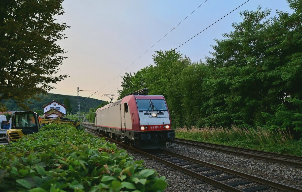 185 599 der BRLL ist LZ durch Neckargerach gen Mosbach Neckarelz fahrend am Abend des 17. August 2022 abgelichtet zusehen. 