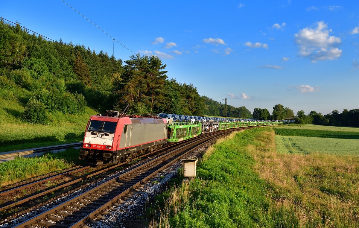 185 599 mit einem Autozug am 12.06.2022 bei Vilshofen.