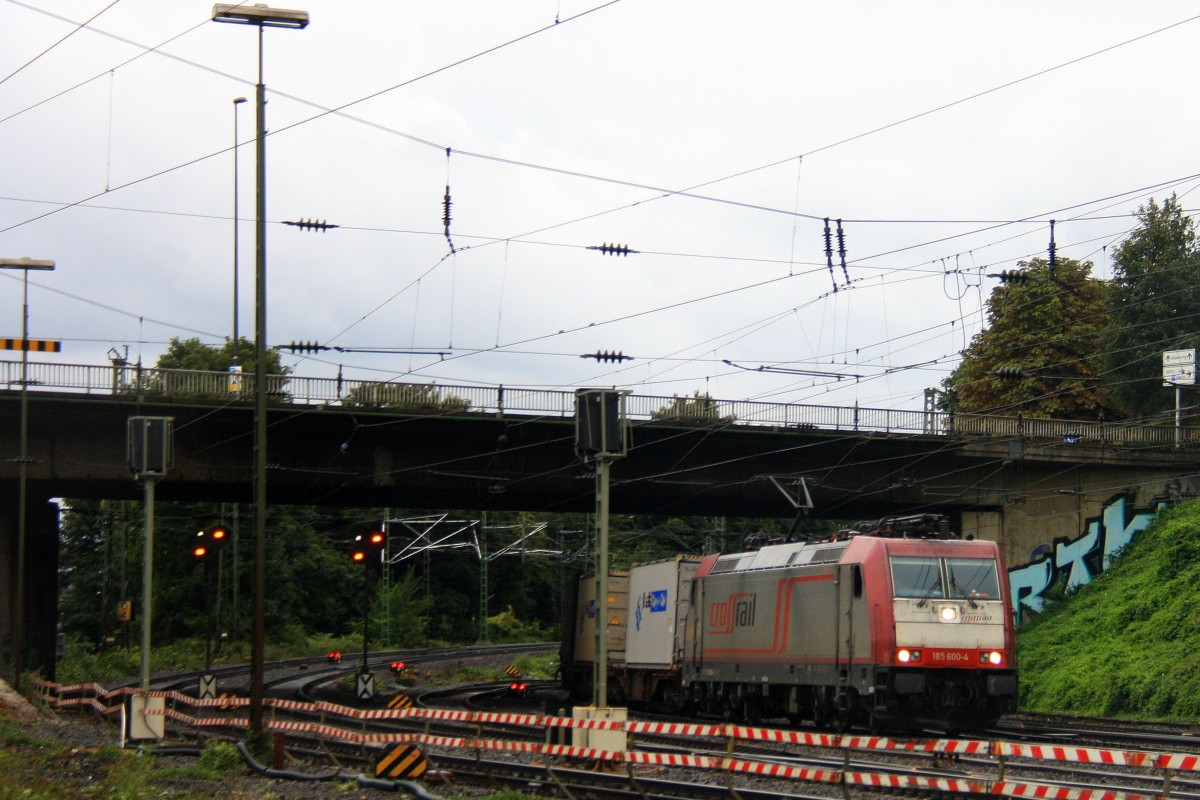 185 600-4 von Crossrail kommt aus Richtung Kln,Aachen-Hbf mit einem langen Ewals-Cargo-Care-Containerzug aus Novara(I) nach Genk-Zuid-Haven(B) und fhrt in Aachen-West ein bei Regenwetter in detr Abendstimmung am 10.9.2013.