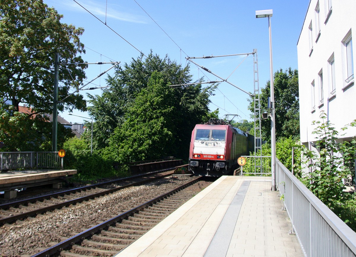 185 600-4 von Crossrail  kommt durch Aachen-Schanz mit einem langen Bulkhaul-Ganzzug-Containerzug aus Zeebrugge-Ramskapelle(B) nach Melzo(I) aus Richtung Aachen-West und fährt in Richtung Aachen-Hbf,Köln. Bei Sommerwetter am Nachmittag vom 6.6.2014.