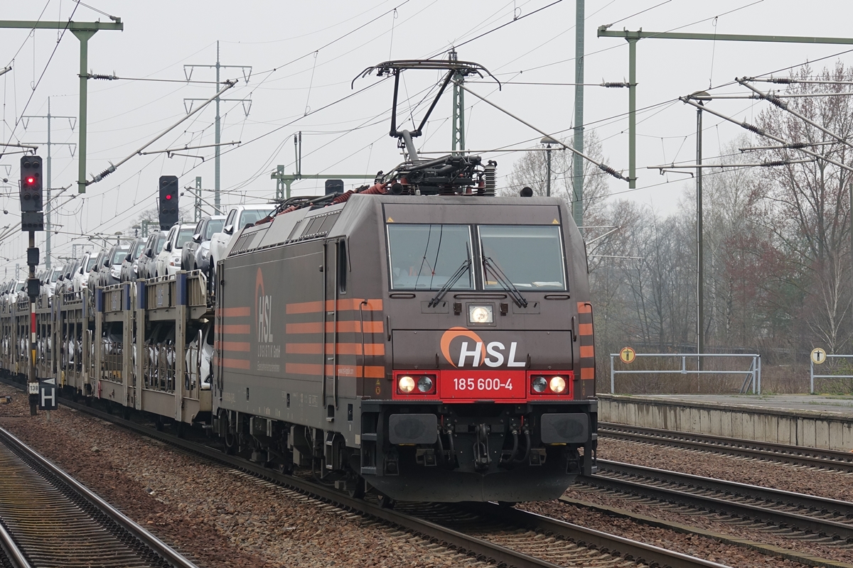 185 600-4 der HSL mit einem Autotransportzug am 30.03.2017 in Berlin Schönefeld Flughafen