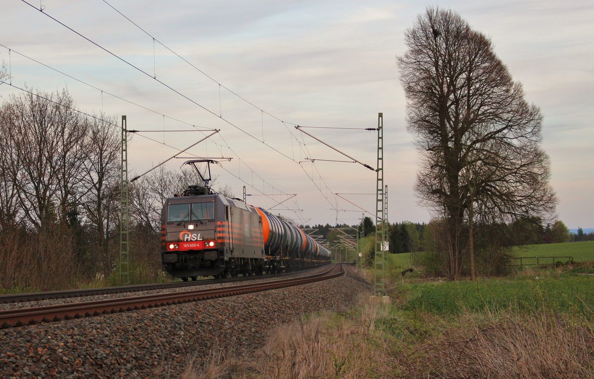 185 600-4 zu sehen am 24.04.17 mit einem Kesselzug an der Schöpsdrehe bei Plauen/V.