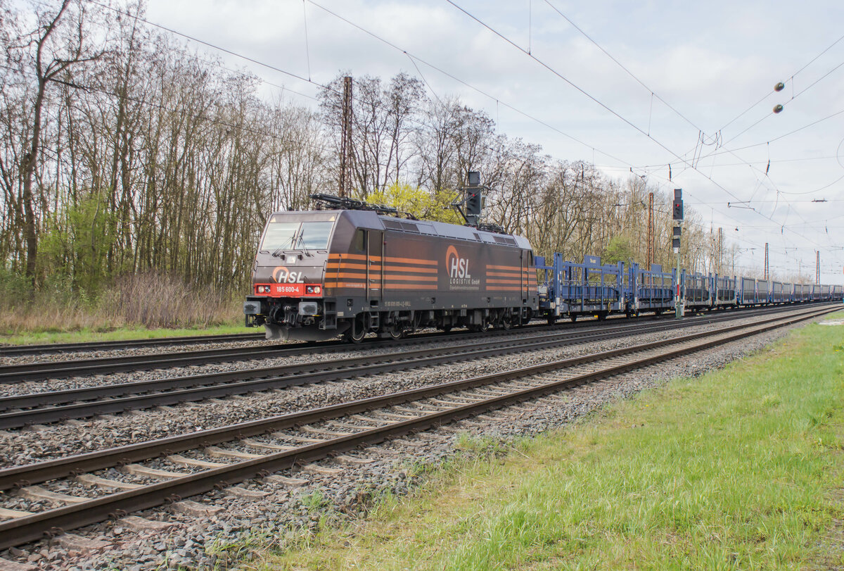 185 600-4 zu sehen mit einem leeren Autozug in Elm am 19.04.2023