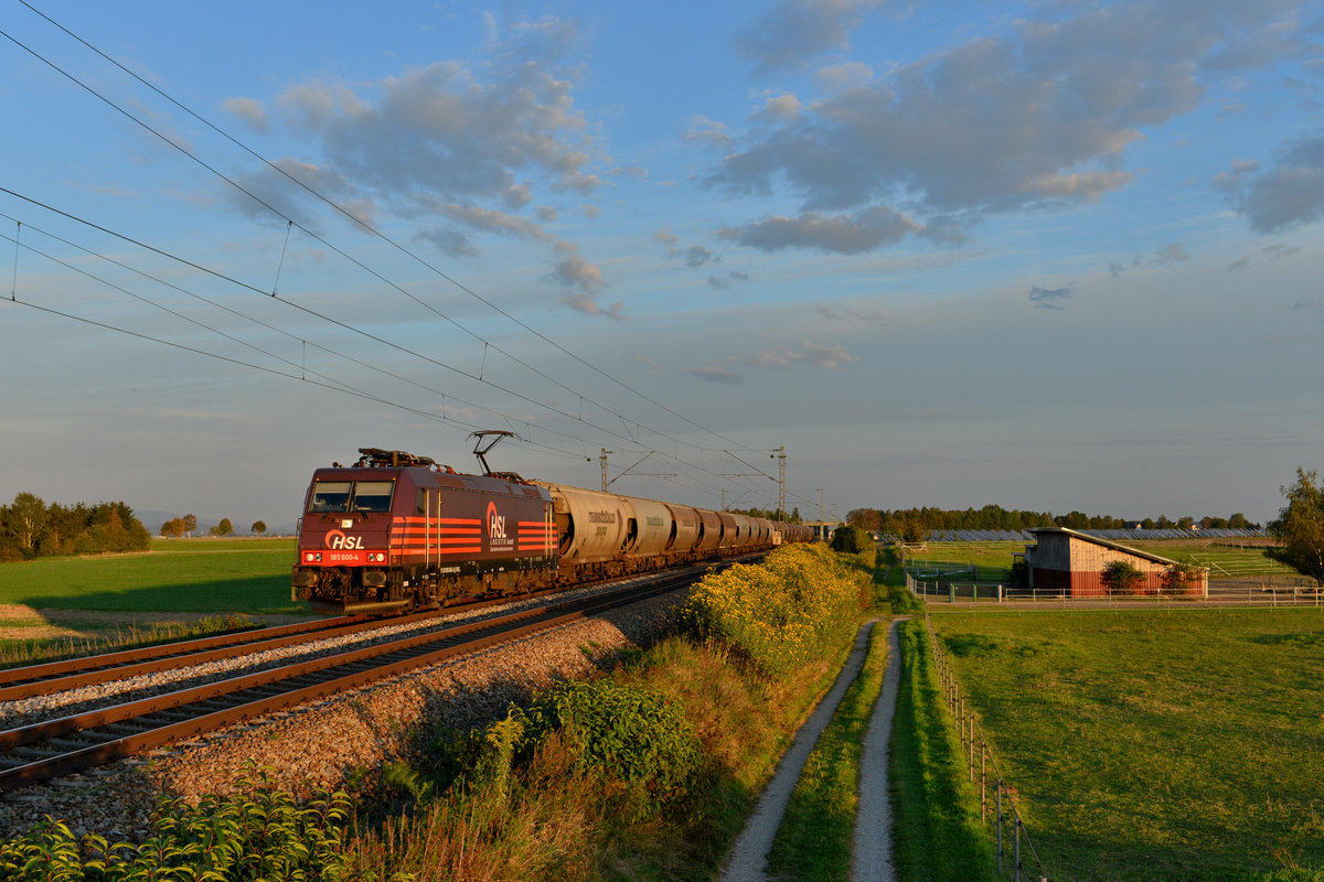 185 600 mit einem Getreidezug am 30.09.2016 bei Stephansposching. 