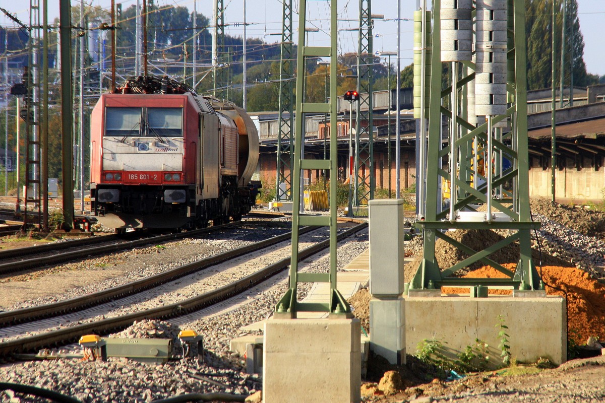 185 601-2 und Class 66 PB03  Mireille  beide von Crossrail stehen in Aachen-West an einem Getreidewagen bei tollem Herbstwetter am 20.10.2013.
Und das ist mein 2700tes Bahnbild bei http://WWW.Bahnbilder de. 