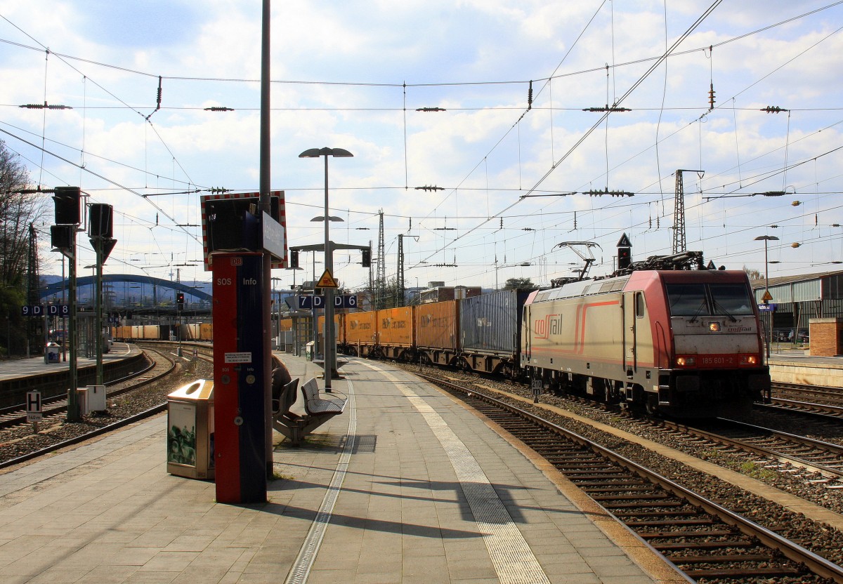 185 601-2 von Crossrail kommt aus Richtung Aachen-West und fährt durch den Aachener-Hbf in Richtung Köln mit einem langen P&O Ferrymasters Containerzug aus Zeebrugge(B) nach Gallarate(I).
 Aufgenommen vom Bahnsteig 6  vom Aachen-Hbf bei schönem Frühlingswetter am 28.3.2014. 
