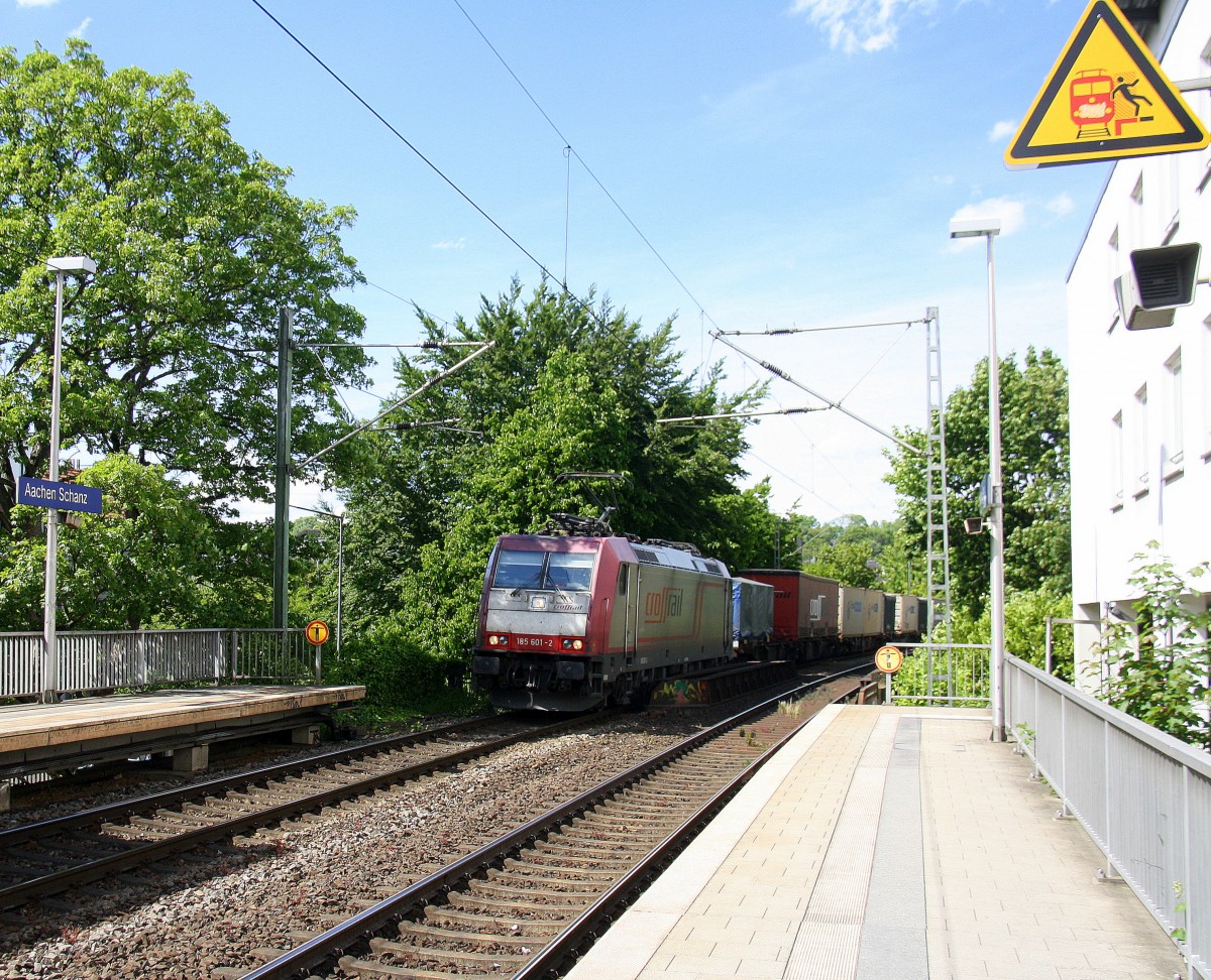 185 601-2 von Crossrail kommt durch Aachen-Schanz mit einem langen Containerzug aus Zeebrugge-Ramskapelle(B) nach Segrate(I) aus Richtung Aachen-West und fährt in Richtung Aachen-Hbf,Köln.
Bei Sommerwetter am Nachmittag vom 20.5.2014.