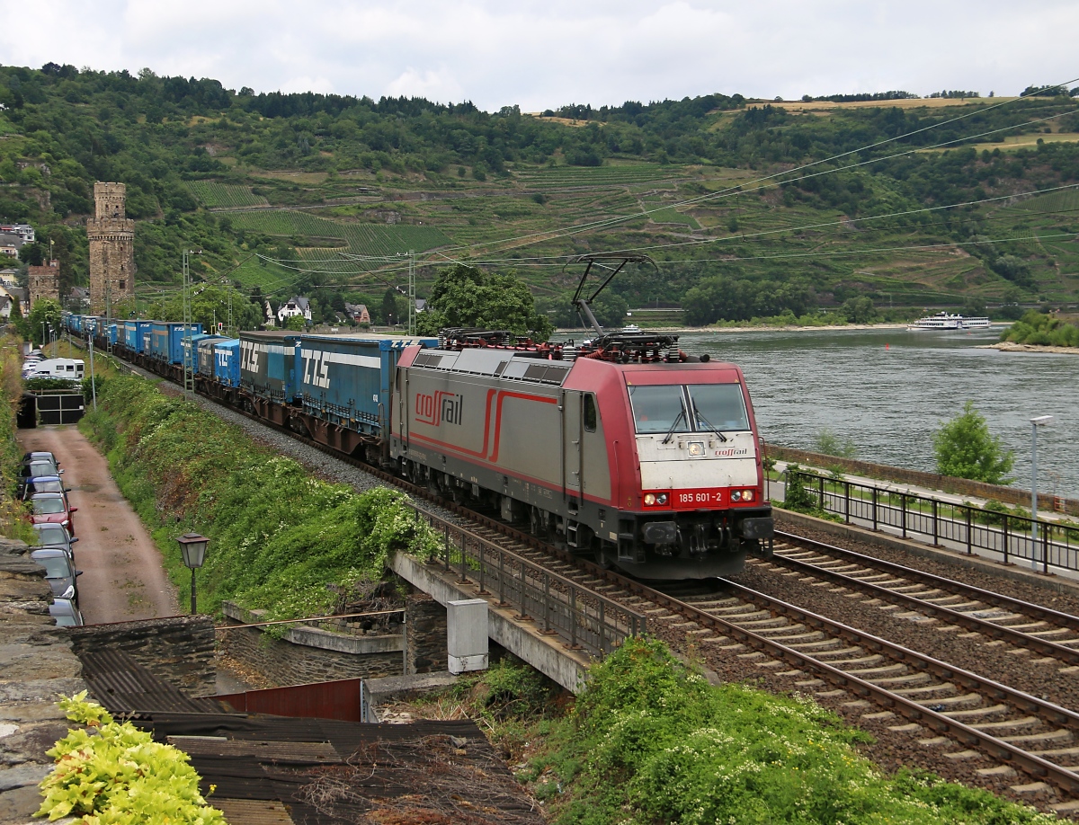185 601-2 von Crossrail mit KLV-Zug in Fahrtrichtung Bingen am Rhein. Aufgenommen in Oberwesel am 14.07.2015