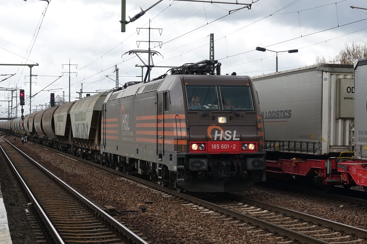 185 601-2 der HSL in Berlin Schönefeld Flughafen am 13.04.2017. Gruß an den winkenden Tf!