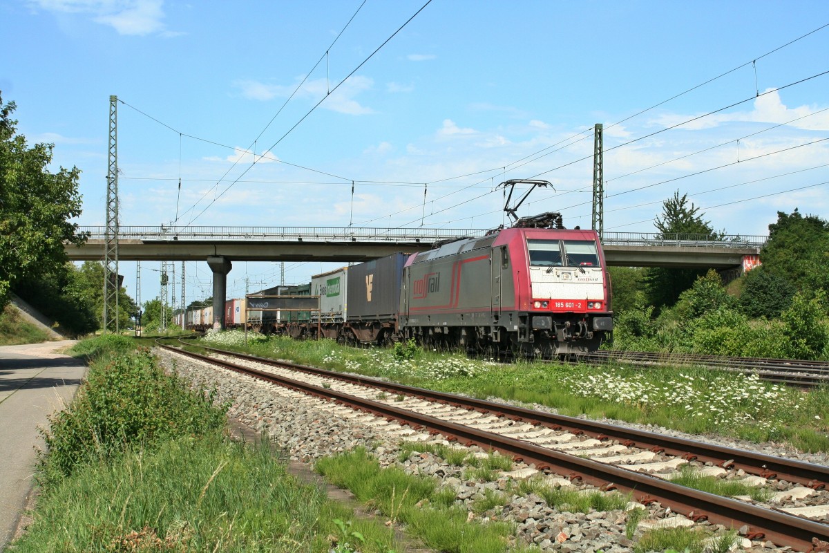 185 601-2 mit einem KLV-Zug gen S�den am Nachmittag des 03.08.13 bei der Druchfahrt des Bahnhofs M�llheim (Baden).