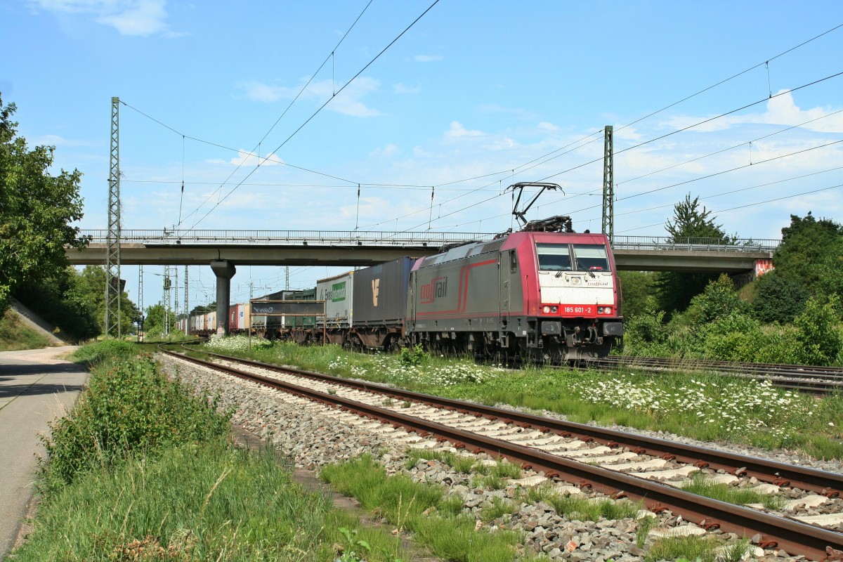 185 601-2 mit einem KLV-Zug gen Sden am Nachmittag des 03.08.13 bei der Druchfahrt des Bahnhofs Mllheim (Baden).