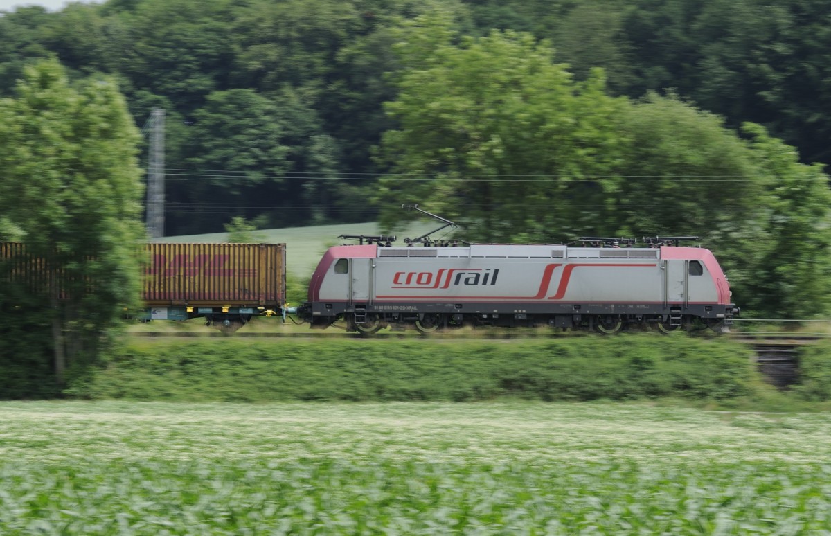 185 601-2D-XRAIL(Cross Rail)zieht einen Containerzug durch das Wurmtal auf der KBS 485, in Richtung Aachen mitgezogen bei Rimburg am 27.6.2015