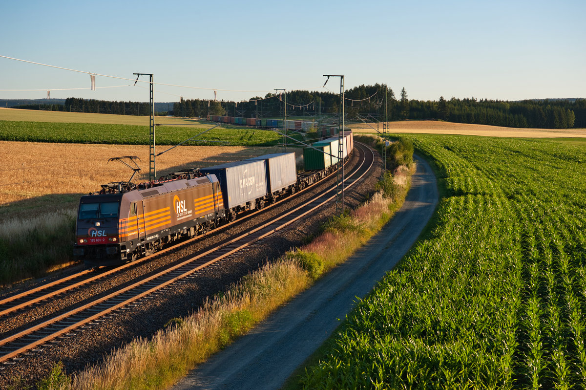 185 601 der HSL mit einem Containerzug aus Hof Richtung Hamburg bei Kornbach, 02.07.2018