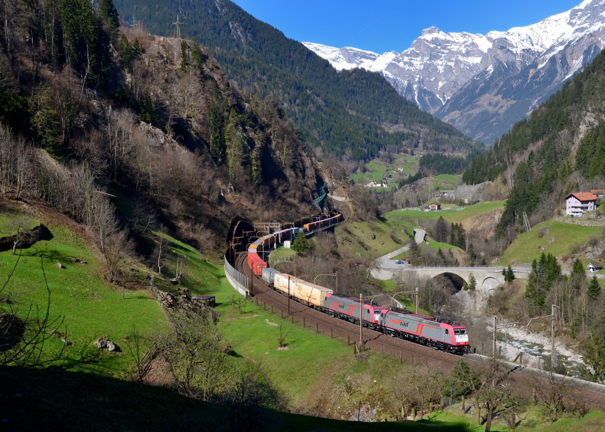 185 602 + 185 592 mit DGS 40125 am 09.04.2015 bei Intschi. 