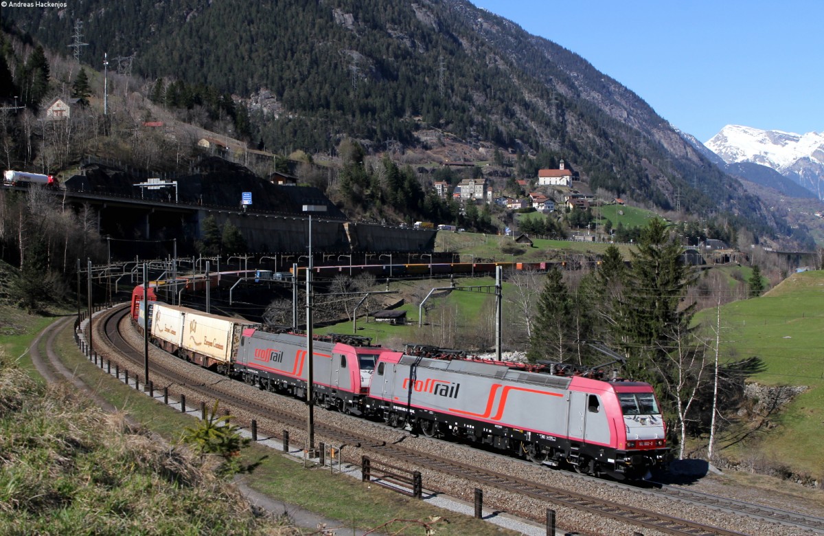 185 602-0 und 185 592-3 mit einem KV Zug bei Wassen 9.4.15