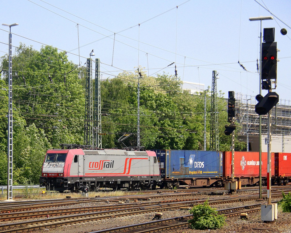 185 602-0 von Crossrail kommt aus Richtung Köln,Aachen-Hbf,Aachen-Schanz mit einem langen Containerzug aus Milano(I) nach Zeebrugge-Ramskapelle(B) und fährt in Aachen-West ein. 
Aufgenommen vom Bahnsteig in Aachen-West. 
Bei schönem Sonnenschein am Nachmittag vom 6.6.2015.