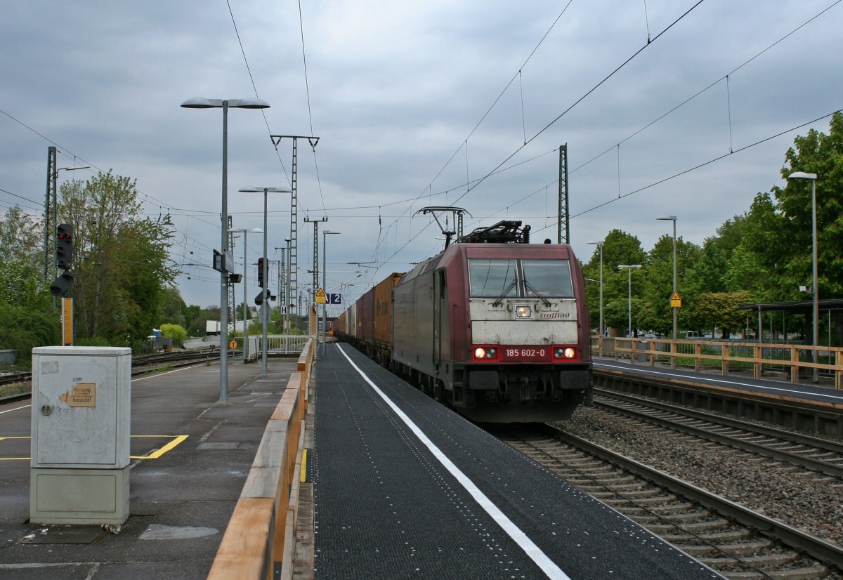 185 602-0 mit einem KLV-Zug auf dem Weg nach Gallarate am Mittag des 18.04.14 aufgenommen bei der Durchfahrt im Bahnhof Müllheim (Baden).