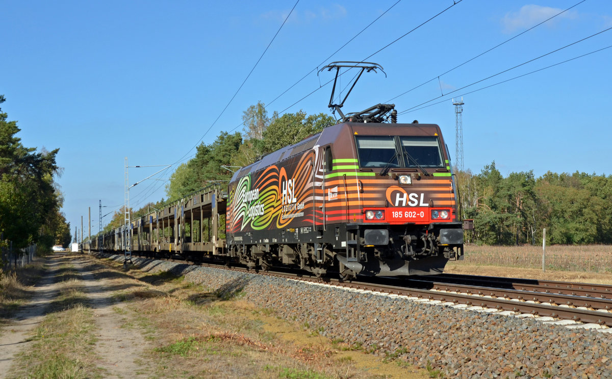 185 602 der HSL führte am 27.09.18 einen leeren Autozug der BLG durch Marxdorf Richtung Zeithain.