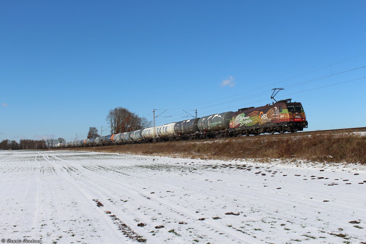 185 602 der HSL Logistik legt sich bei Etelsen in die winterliche Kurve am 12.02.2021
