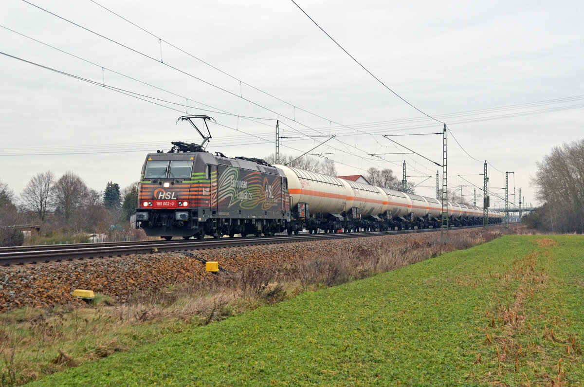 185 602 der HSL schleppte am 29.01.23 einen Ganzzug Gaskesselwagen durch Gräfenhainichen Richtung Bitterfeld.
