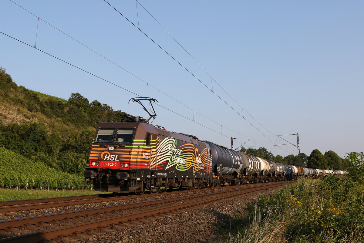 185 602 mit einem Kesselwagenzug aus Würzburg kommend am 23. Juli 2021 bei Himmelstadt.