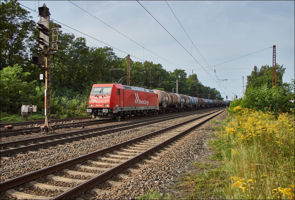 185 603-8 von RheinCargo  ist mit einen Kesselzug bei Elm am 30.08.2017 zu sehen.