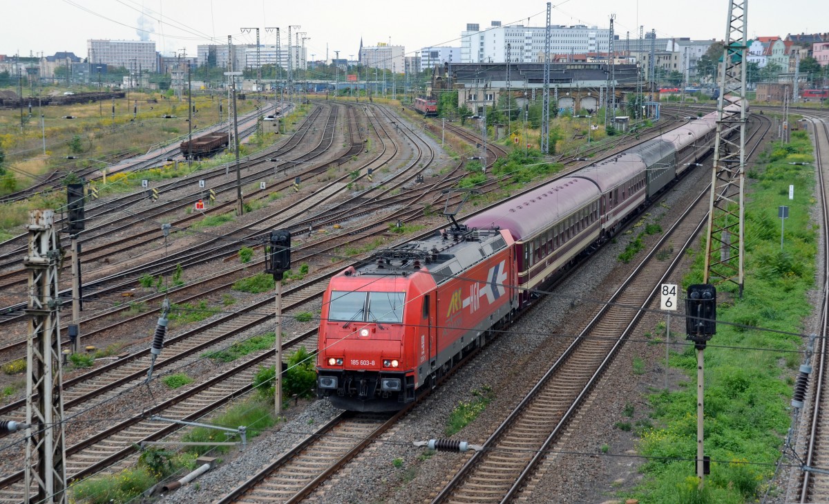 185 603 der HGK bespannte am 08.09.13 den Mllertouren-Sonderzug von Halle(S) Richtung Hannover. Hier passiert der Zug den Rangierbahnhof Halle(S).