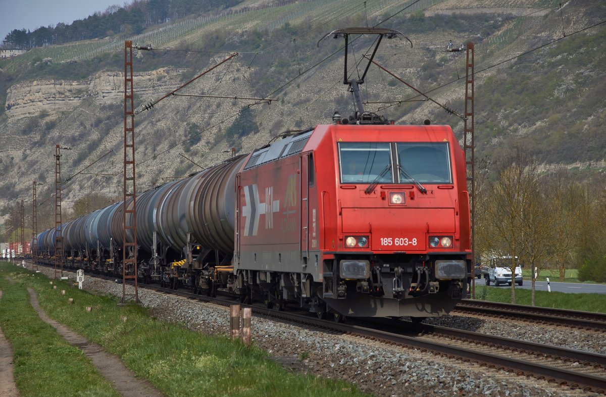 185 603 von HGK mit einen Kesselzug bei Thüngersheim in Richtung Süden unterwegs abgelichtet am 12.04.16.