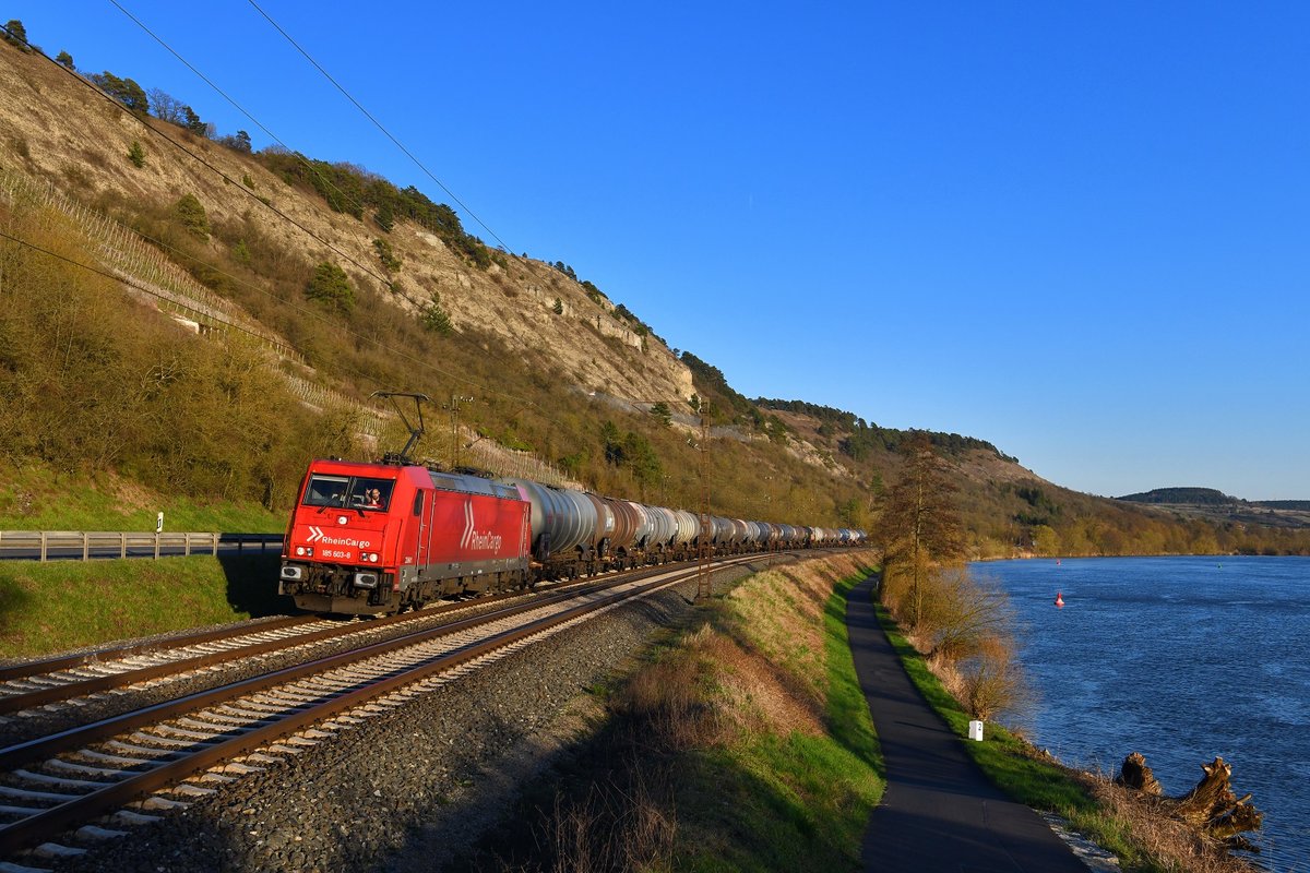 185 603 mit einem Kesselzug am 06.04.2018 bei Gambach.