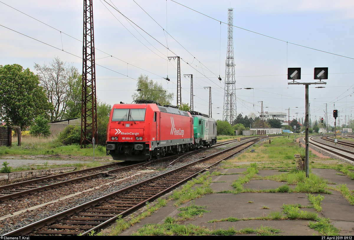 185 604-6 der RheinCargo GmbH & Co. KG und 437026 (91 87 0037 026-8 F-AKIEM | Alstom Prima EL3U/4) der Akiem S.A.S., vermietet an die ITL Eisenbahngesellschaft mbH (ITL), sind im Bahnhof Großkorbetha abgestellt.
Aufgenommen am Ende des Bahnsteigs 2/3.
[27.4.2019 | 9:12 Uhr]
