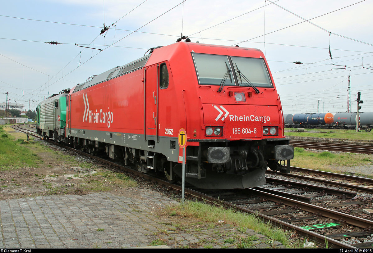 185 604-6 der RheinCargo GmbH & Co. KG und 437026 (91 87 0037 026-8 F-AKIEM | Alstom Prima EL3U/4) der Akiem S.A.S., vermietet an die ITL Eisenbahngesellschaft mbH (ITL), sind im Bahnhof Großkorbetha abgestellt.
Aufgenommen vom öffentlich zugänglichen Hausbahnsteig.
Koordinaten: 51°16'00.7 N 12°01'21.6 E
[27.4.2019 | 9:15 Uhr]