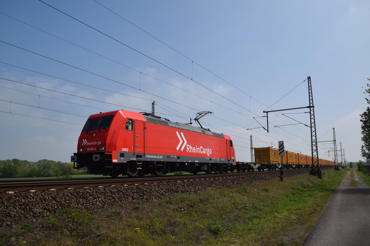 185 604 am 30.04.2019 mit einem Containerzug in Dedensen-Gümmer.