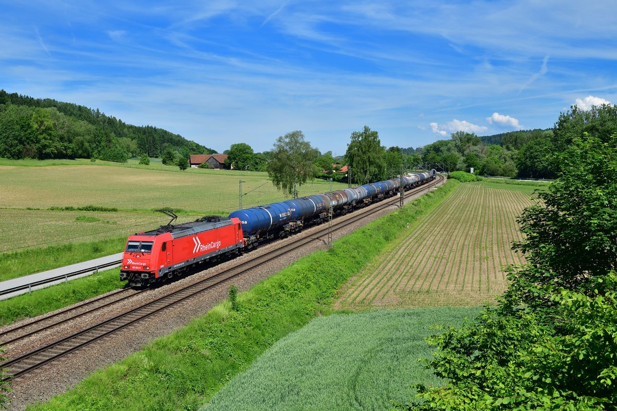 185 604 mit einem Kesselzug am 02.06.2019 bei Einöd.